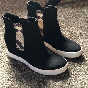 Hidden wedge suede shoes